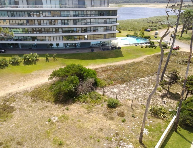 Terreno frente a la mansa apto para edificio bajo