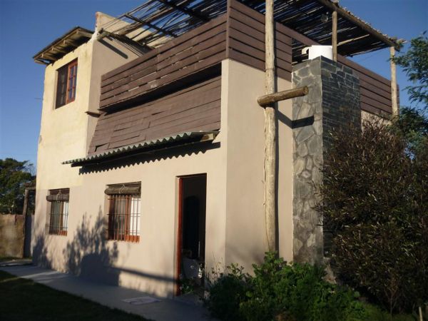 Cómoda casa con lindo parque y buena luz natural.