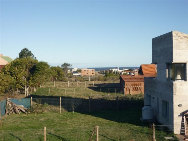 Cómoda casa con lindo parque y buena luz natural.