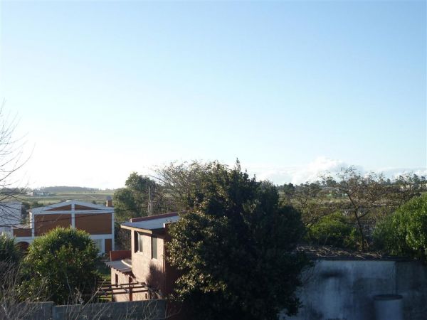 Cómoda casa con lindo parque y buena luz natural.