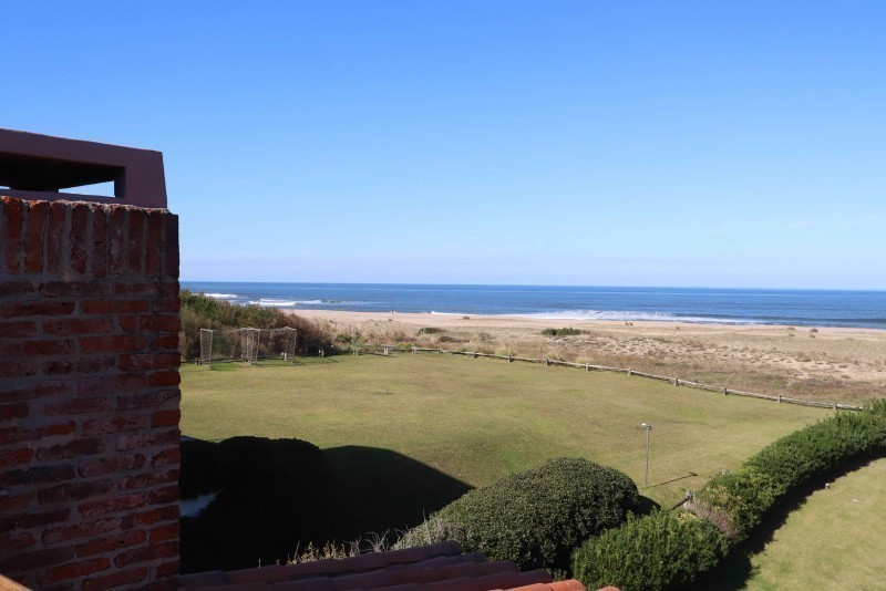 Excelente Penthouse en edificio clásico frente al mar en Manantiales