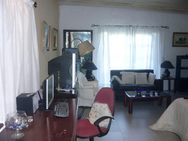 Casa muy cálida a media cuadra del mar.-