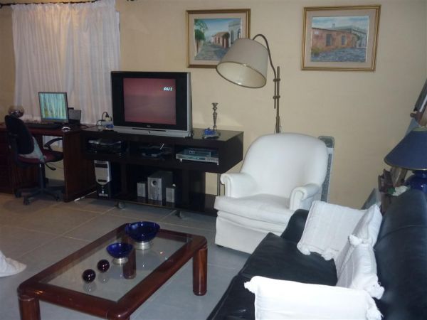 Casa muy cálida a media cuadra del mar.-