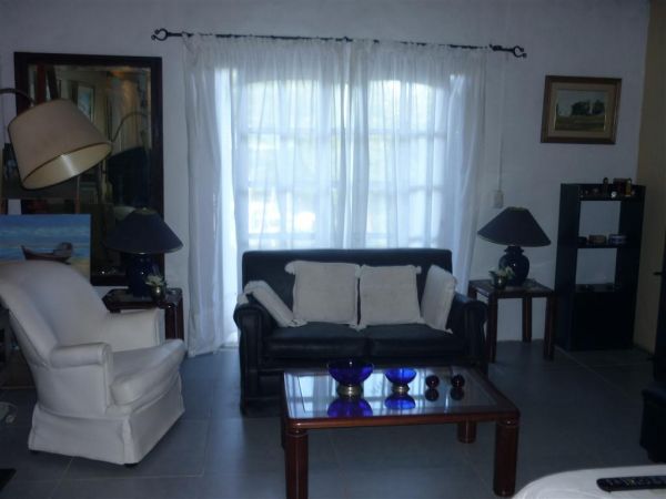 Casa muy cálida a media cuadra del mar.-