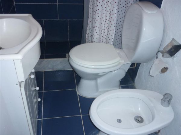 Casa muy cálida a media cuadra del mar.-