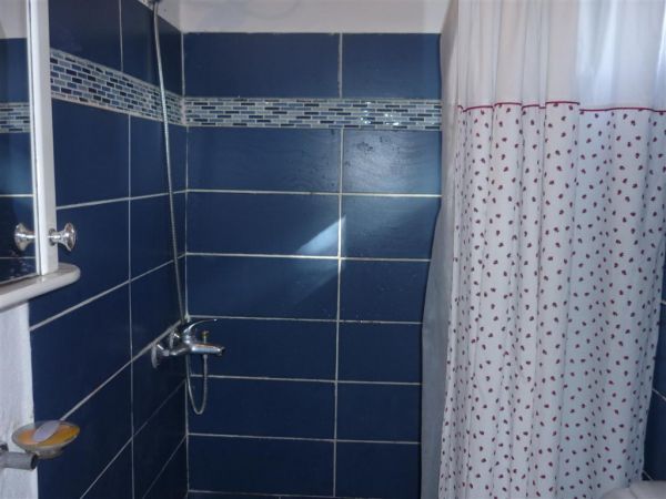 Casa muy cálida a media cuadra del mar.-
