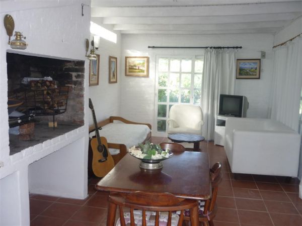 Casa muy cálida a media cuadra del mar.-