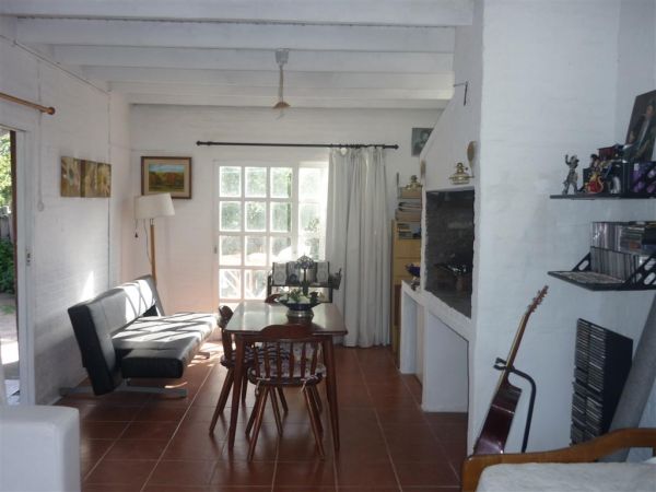 Casa muy cálida a media cuadra del mar.-