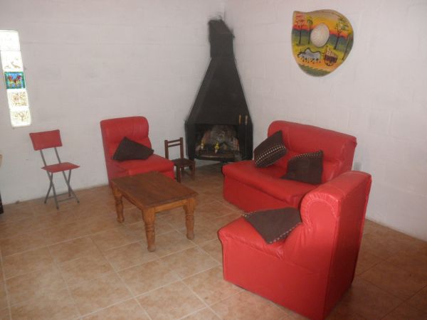 Casa con terreno cercado a tres cuadras del mar.