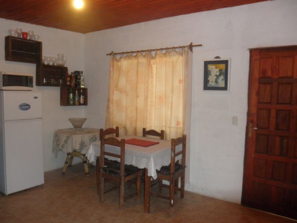 Casa con terreno cercado a tres cuadras del mar.