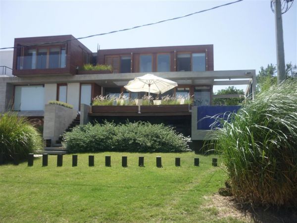 Casa en alquiler en Balneario Buenos Aires.