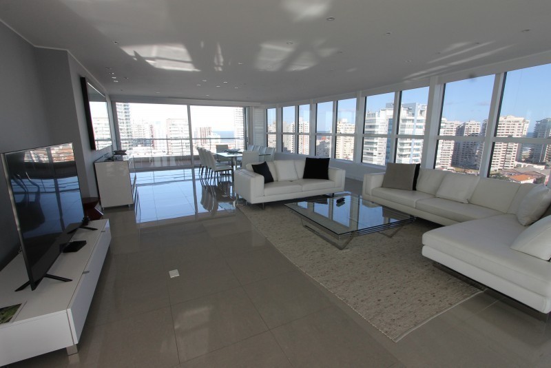 Espectacular penthouse Triplex de 800 mts en Playa Mansa