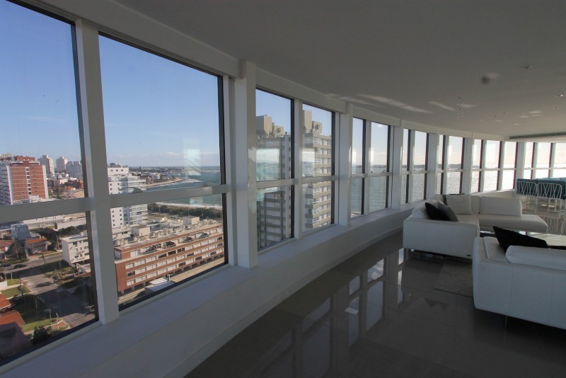 Espectacular penthouse Triplex de 800 mts en Playa Mansa