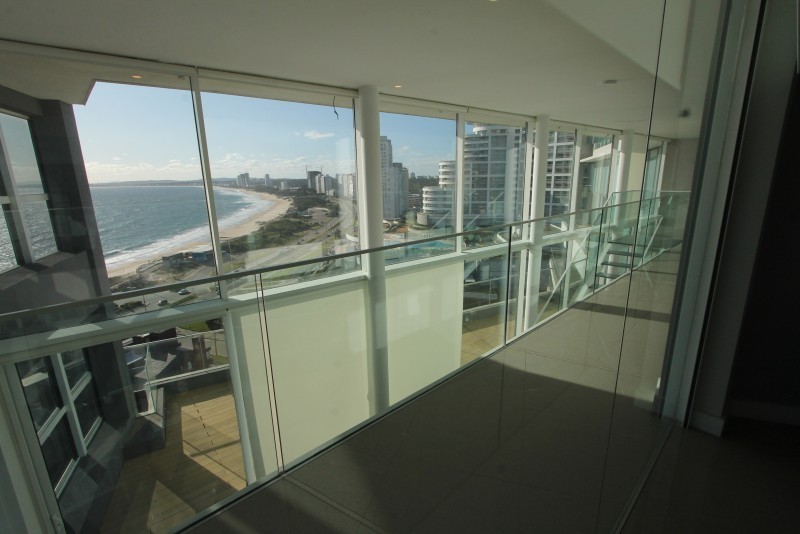 Espectacular penthouse Triplex de 800 mts en Playa Mansa