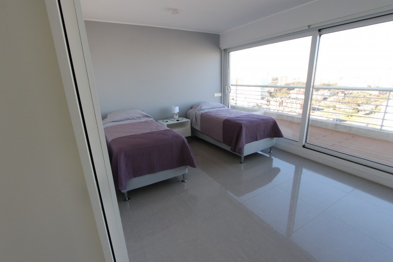 Espectacular penthouse Triplex de 800 mts en Playa Mansa