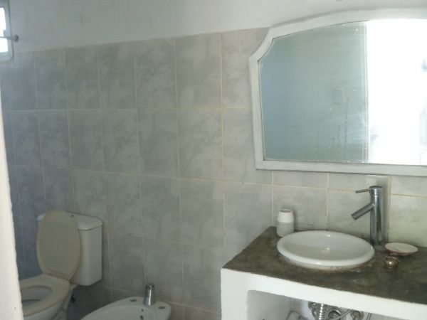 Casa muy bien ubicada y con muy linda vista.