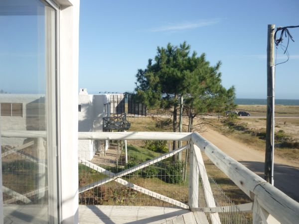 Casa muy bien ubicada y con muy linda vista.