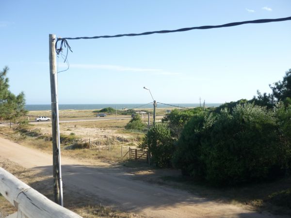 Casa muy bien ubicada y con muy linda vista.