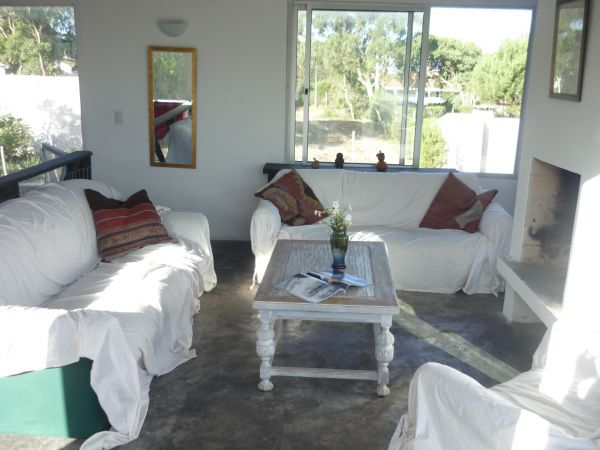 Casa muy bien ubicada y con muy linda vista.