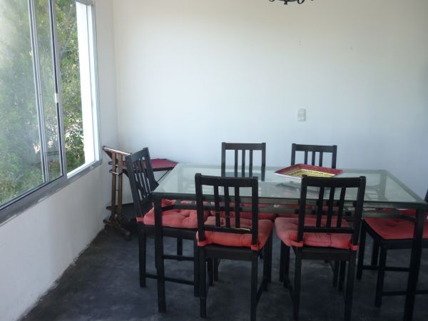 Casa muy bien ubicada y con muy linda vista.