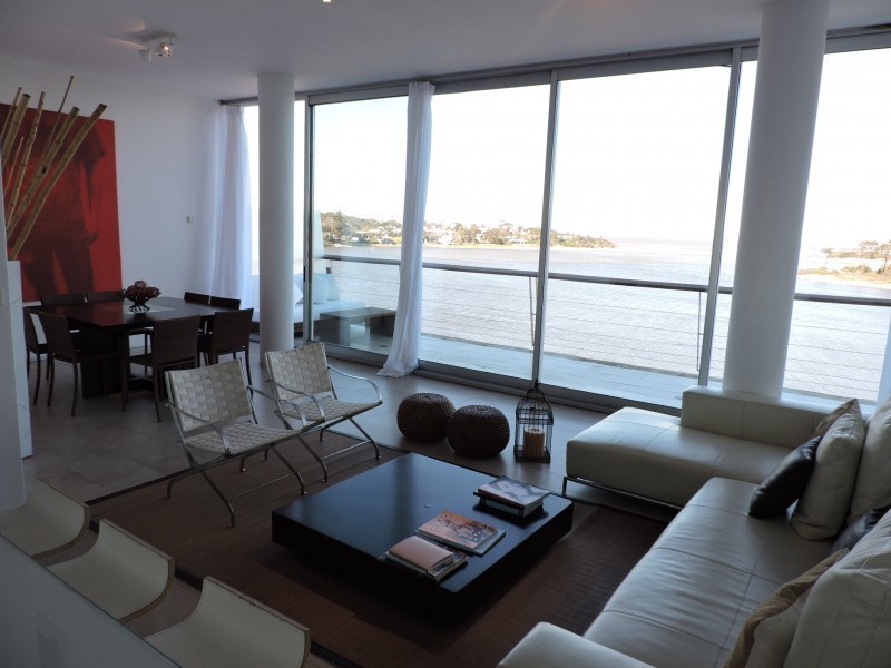 Espléndido penthouse en alquiler y venta sobre el agua en La Barra.