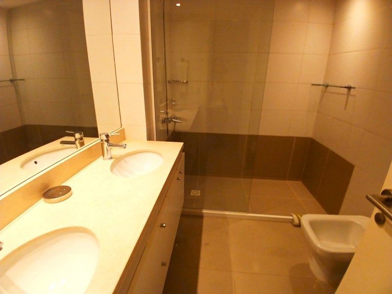 Excelente piso alto en edificio con servicios con vista a Brava