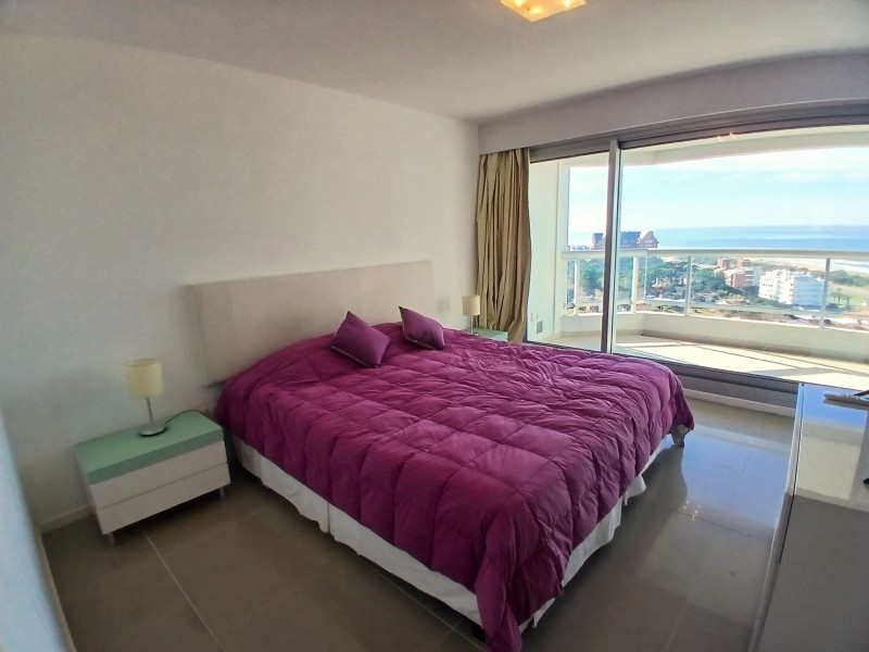 Excelente piso alto en edificio con servicios con vista a Brava