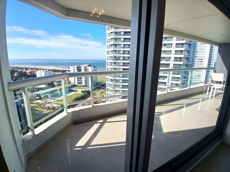 Excelente piso alto en edificio con servicios con vista a Brava