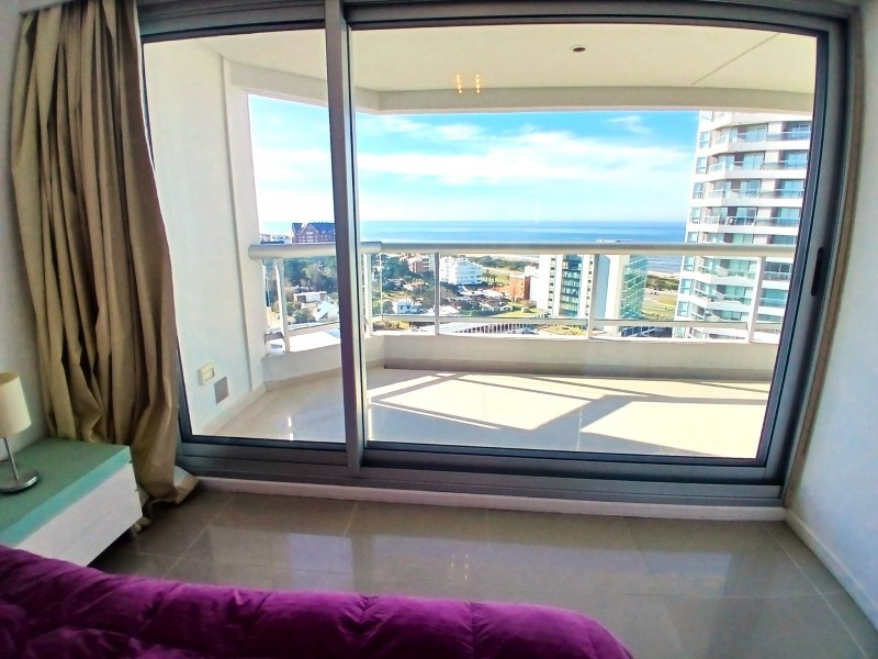 Excelente piso alto en edificio con servicios con vista a Brava
