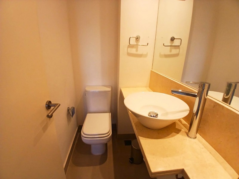 Excelente piso alto en edificio con servicios con vista a Brava