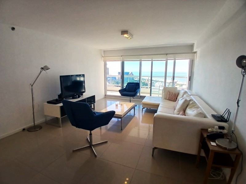 Excelente piso alto en edificio con servicios con vista a Brava