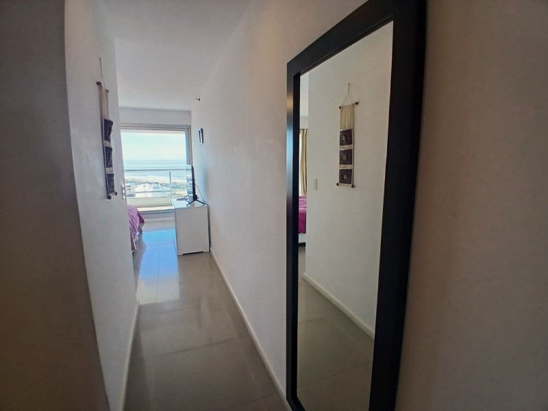Excelente piso alto en edificio con servicios con vista a Brava