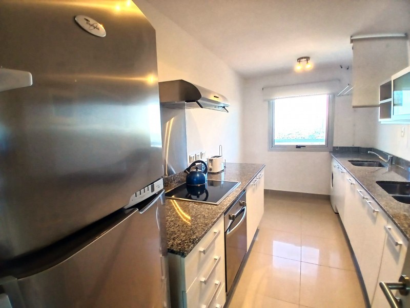 Excelente piso alto en edificio con servicios con vista a Brava