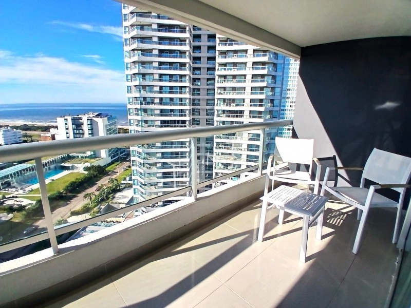 Excelente piso alto en edificio con servicios con vista a Brava
