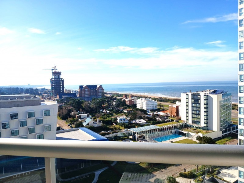 Excelente piso alto en edificio con servicios con vista a Brava