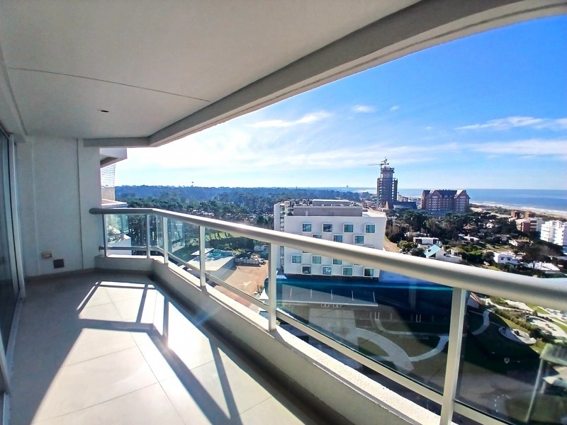 Excelente piso alto en edificio con servicios con vista a Brava