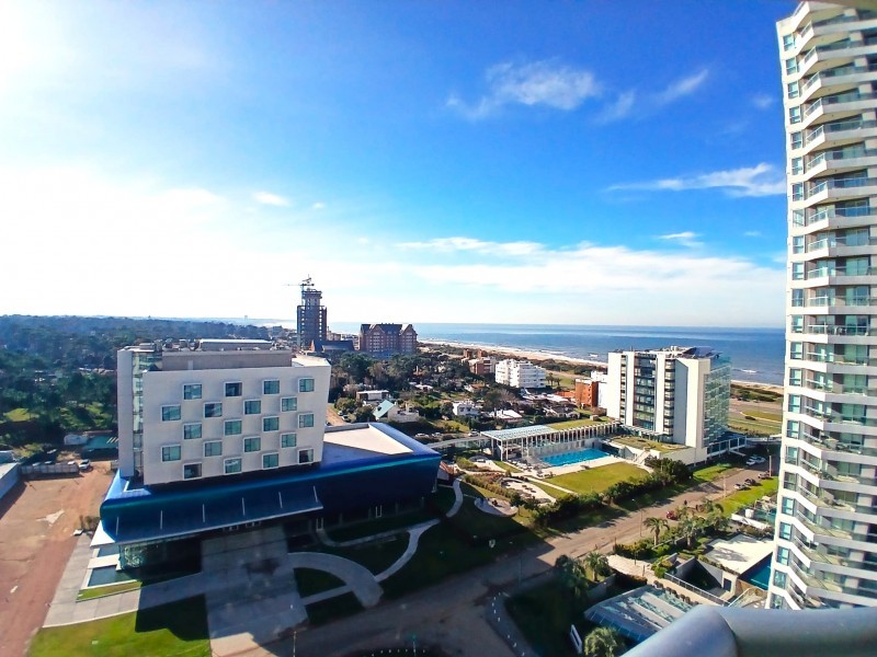 Excelente piso alto en edificio con servicios con vista a Brava