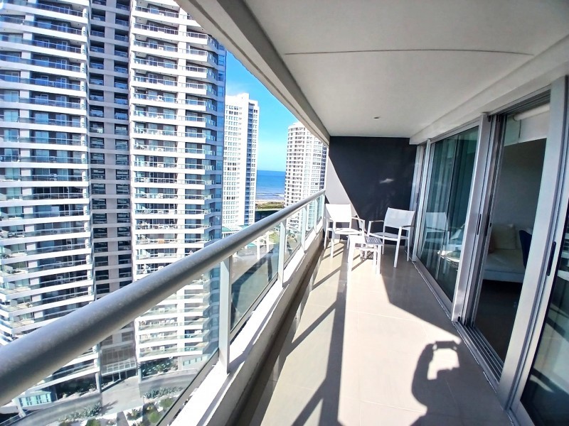 Excelente piso alto en edificio con servicios con vista a Brava