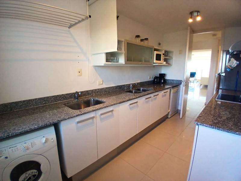Excelente piso alto en edificio con servicios con vista a Brava