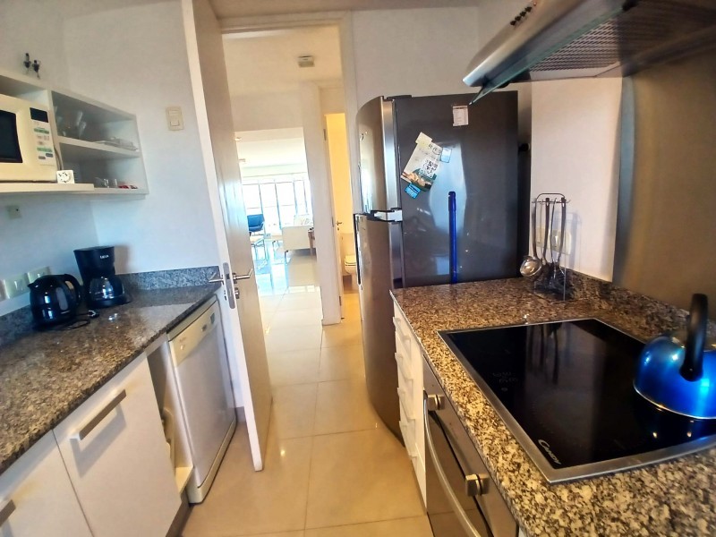 Excelente piso alto en edificio con servicios con vista a Brava