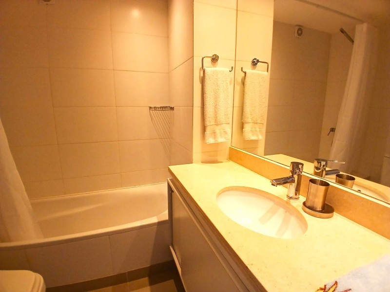 Excelente piso alto en edificio con servicios con vista a Brava