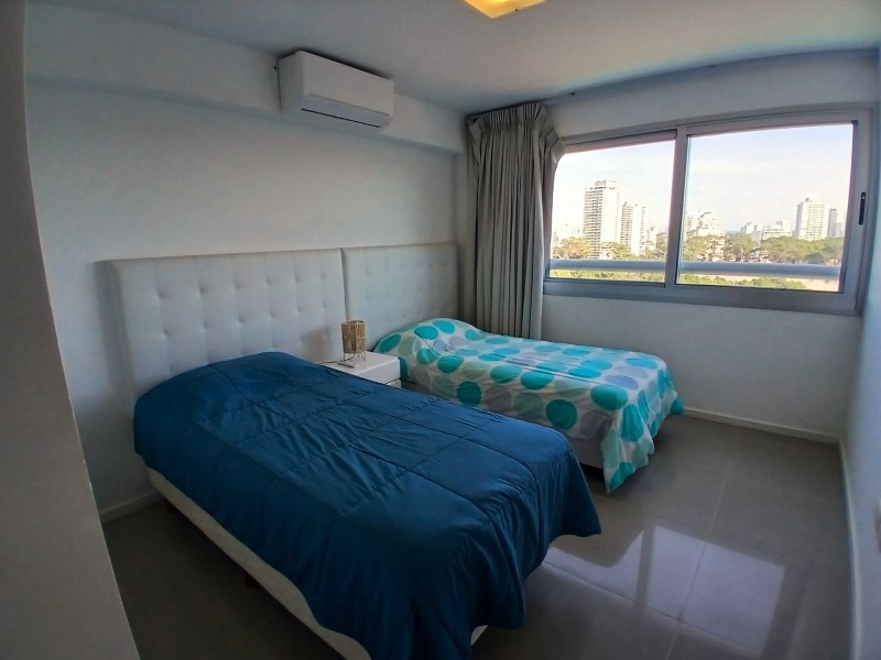 Excelente piso alto en edificio con servicios con vista a Brava