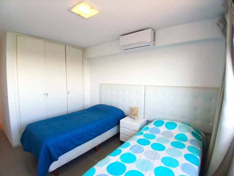 Excelente piso alto en edificio con servicios con vista a Brava