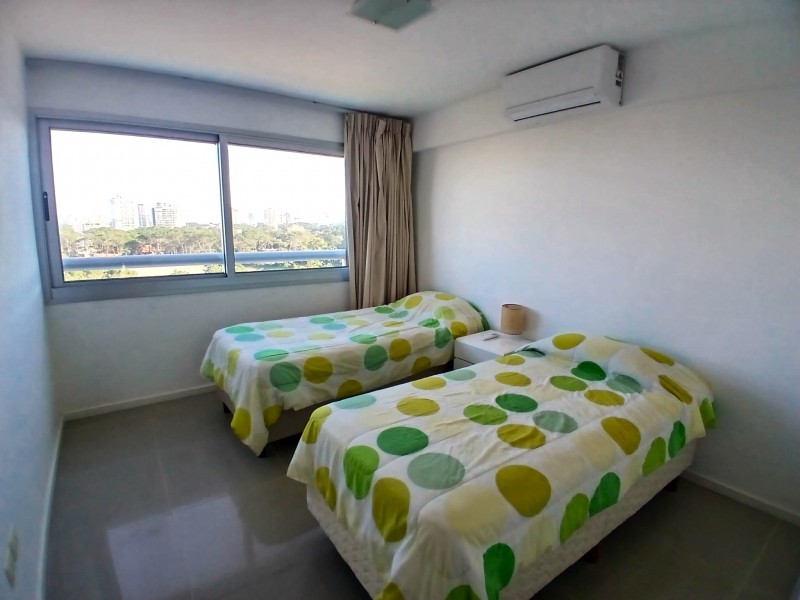 Excelente piso alto en edificio con servicios con vista a Brava