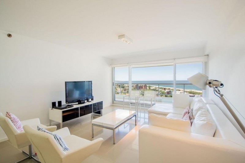Excelente piso alto en edificio con servicios con vista a Brava