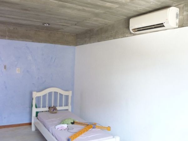 Muy linda casa de diseño moderno y buena construcción muy cerca del mar.