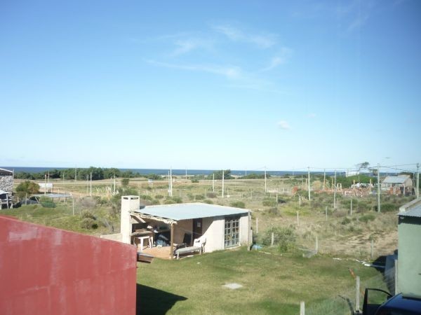Muy linda casa de diseño moderno y buena construcción muy cerca del mar.