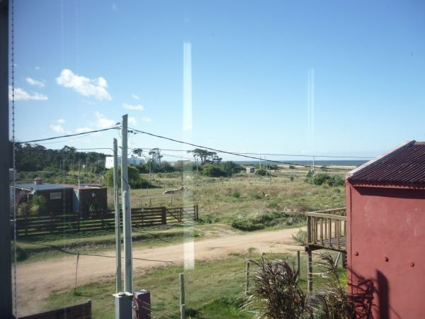 Muy linda casa de diseño moderno y buena construcción muy cerca del mar.