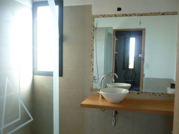 Muy linda casa de diseño moderno y buena construcción muy cerca del mar.