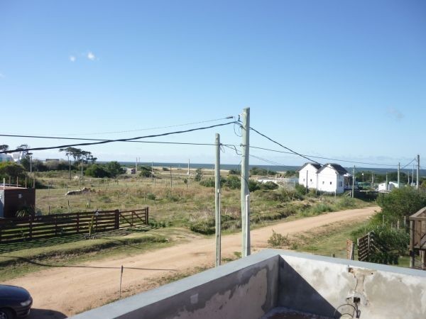 Muy linda casa de diseño moderno y buena construcción muy cerca del mar.